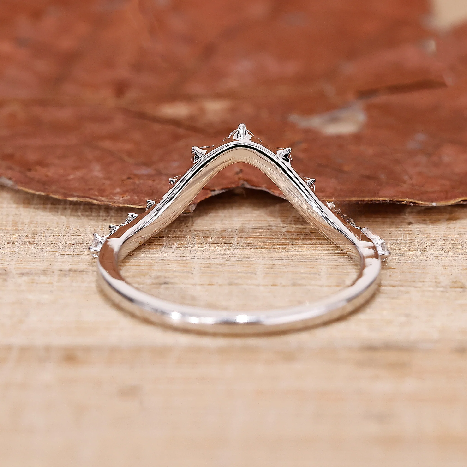 Curved Wedding Band White Gold - Round Diamond