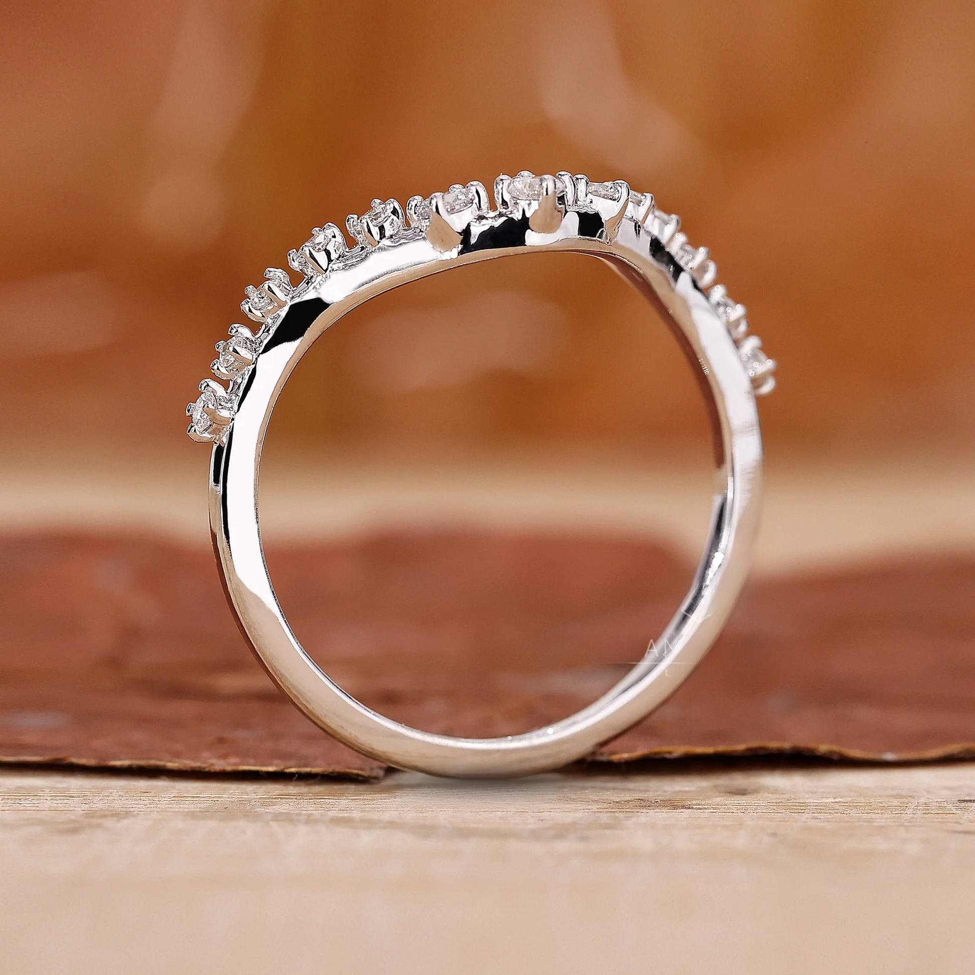 Curved Wedding Band White Gold - Round Diamond