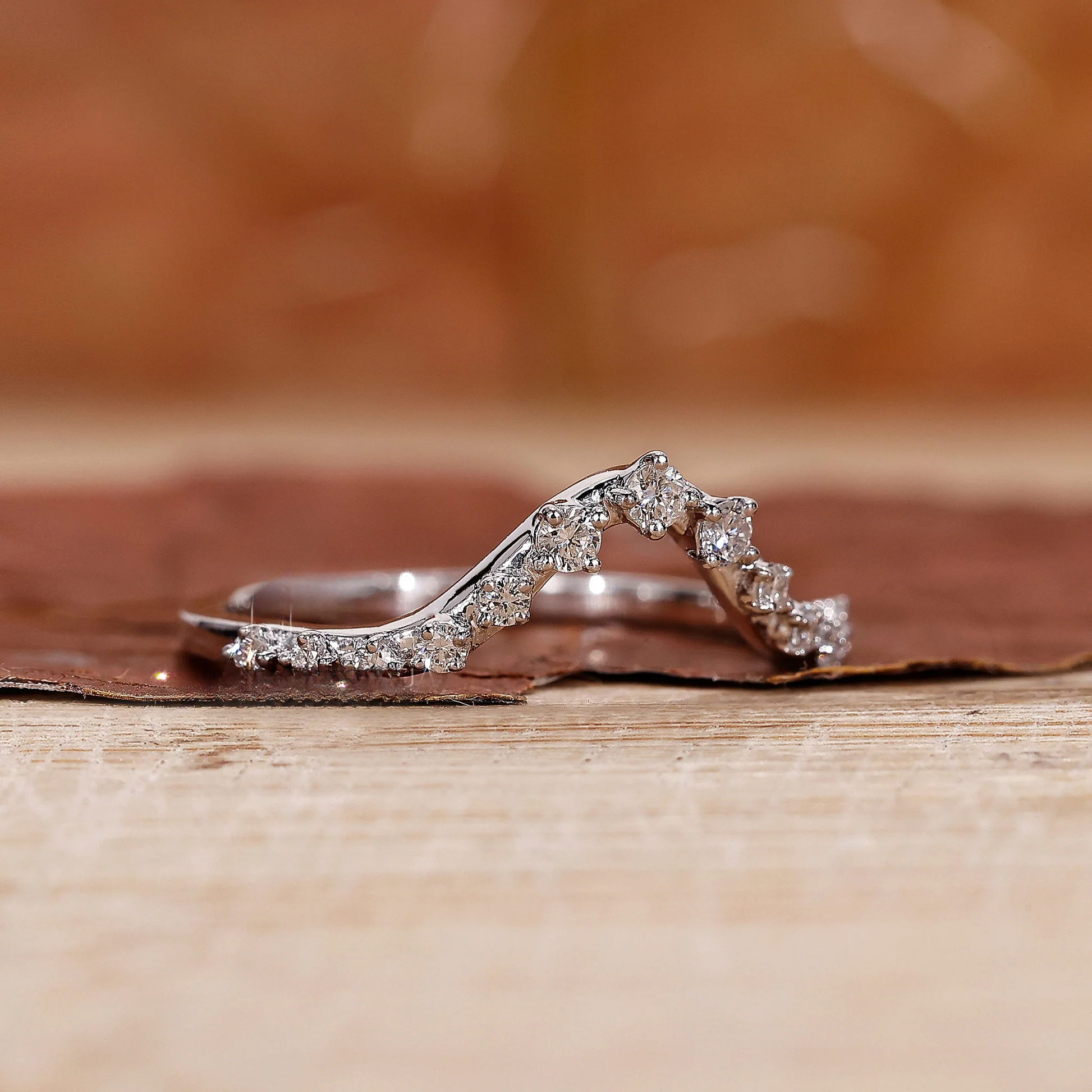 Curved Wedding Band White Gold - Round Diamond